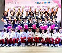 纽卡斯尔训练开放日；今晨队长鼓劲引欢呼；荷甲在即；医务组通报恢复的简单介绍