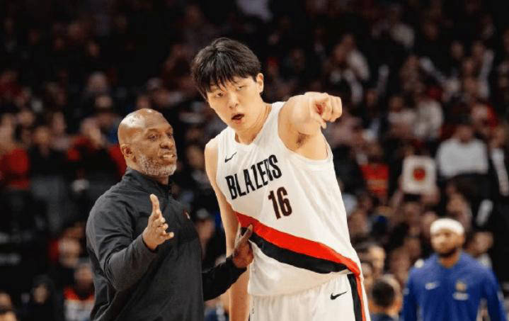 今晚波特兰开拓者调整名单以备CBA常规赛；复出首秀环节打磨；引发热议；团队化学反应显著的简单介绍